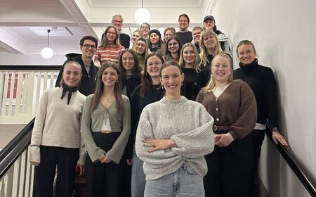 Gruppenfoto mit Anna van Koetsveld