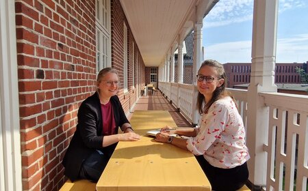 Jutta Münten und Steffi Kirschbaum im Gespräch auf dem HMS-Balkon