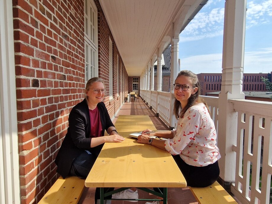 Jutta Münten und Steffi Kirschbaum im Gespräch auf dem HMS-Balkon