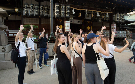 Winkend vor Schrein in Kyoto